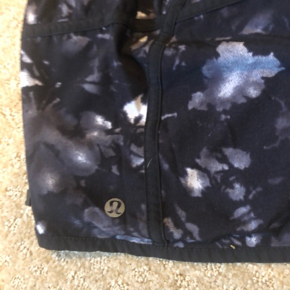 LULULEMON SHORTS!!🔥🔥 SIZE 4!!! - Picture 3 of 5
